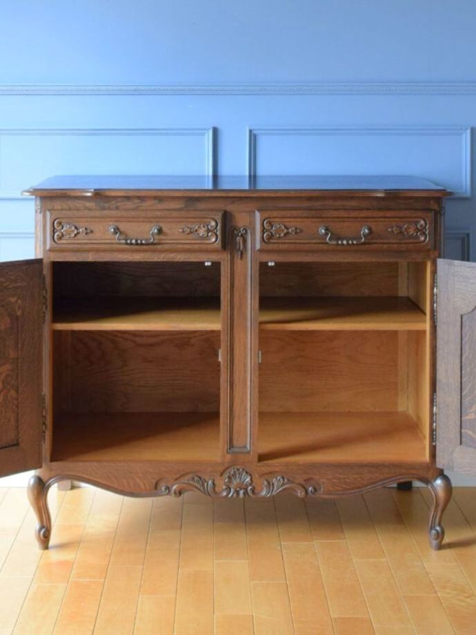 アンティークのサイドボードの扉の中