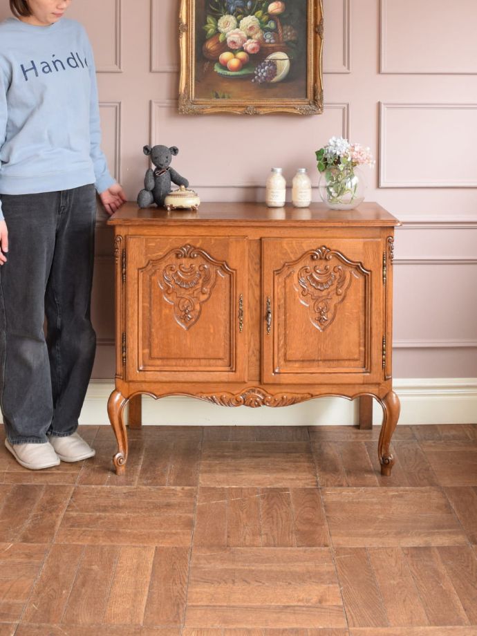 フランスの優雅なサイドボード