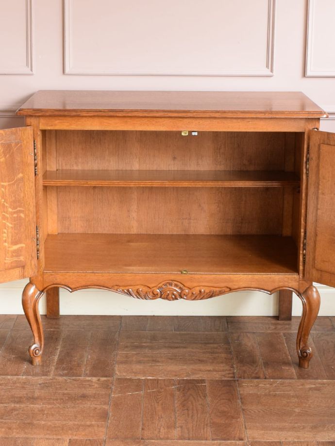 アンティークのサイドボードの扉の中