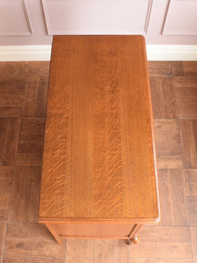 アンティークのサイドボードの天板