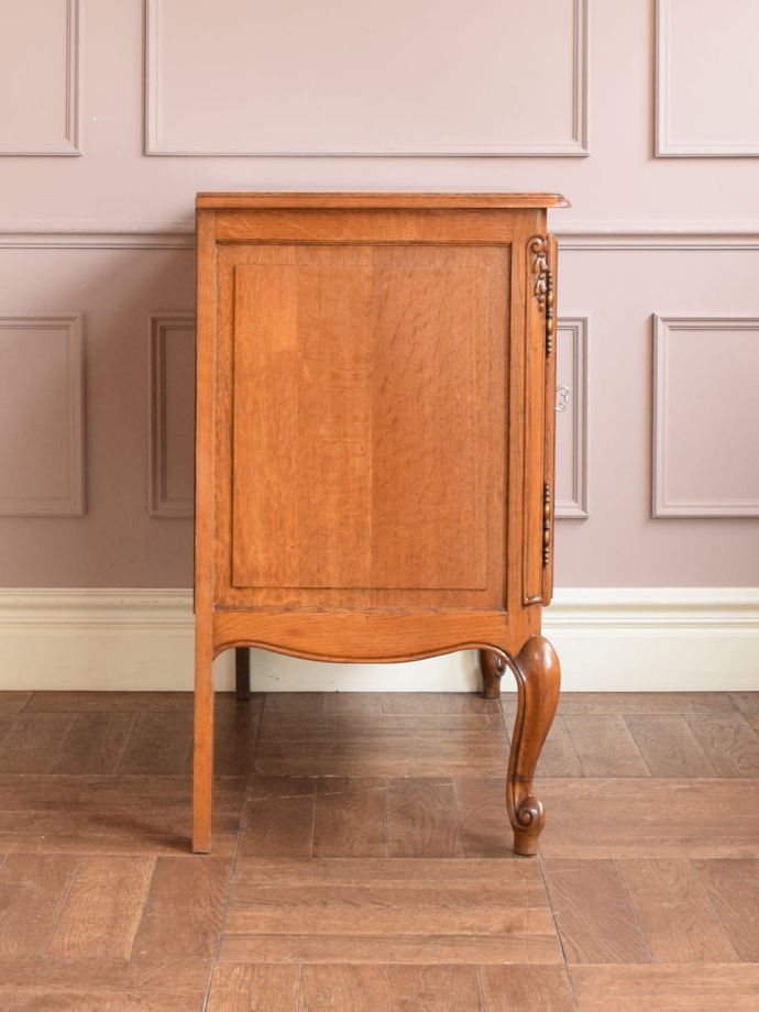 サイドボードの側面