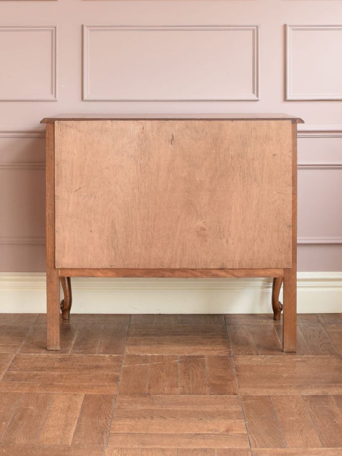 サイドボードの後ろ姿 