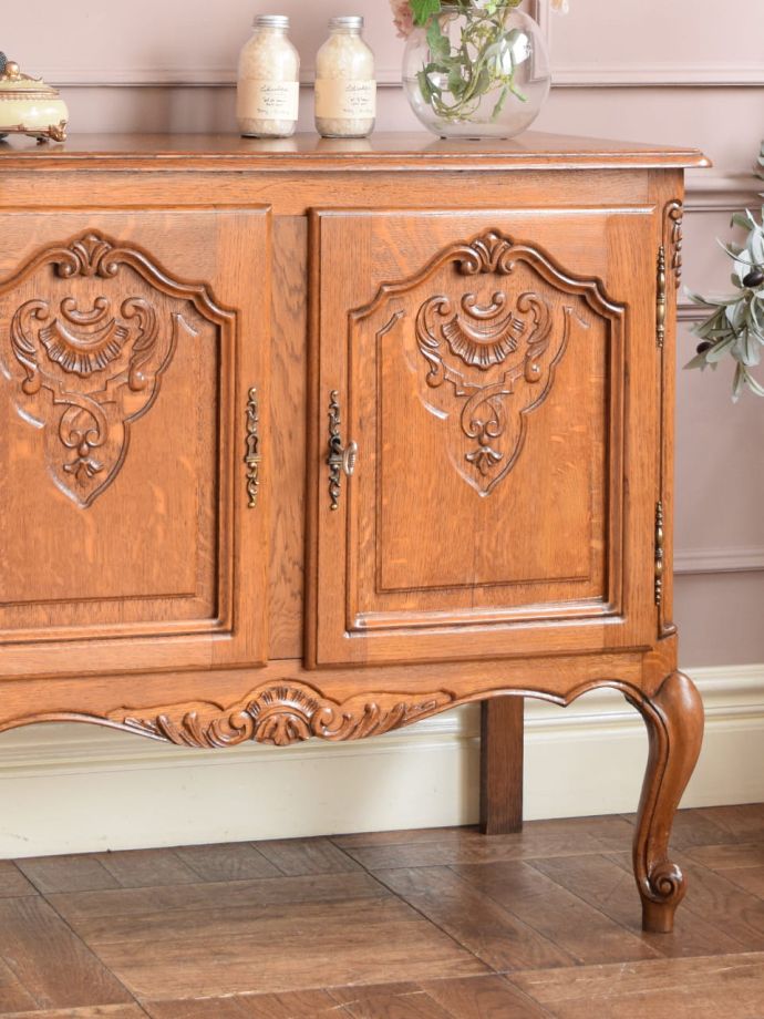 フランスのアンティークらしい美しい彫