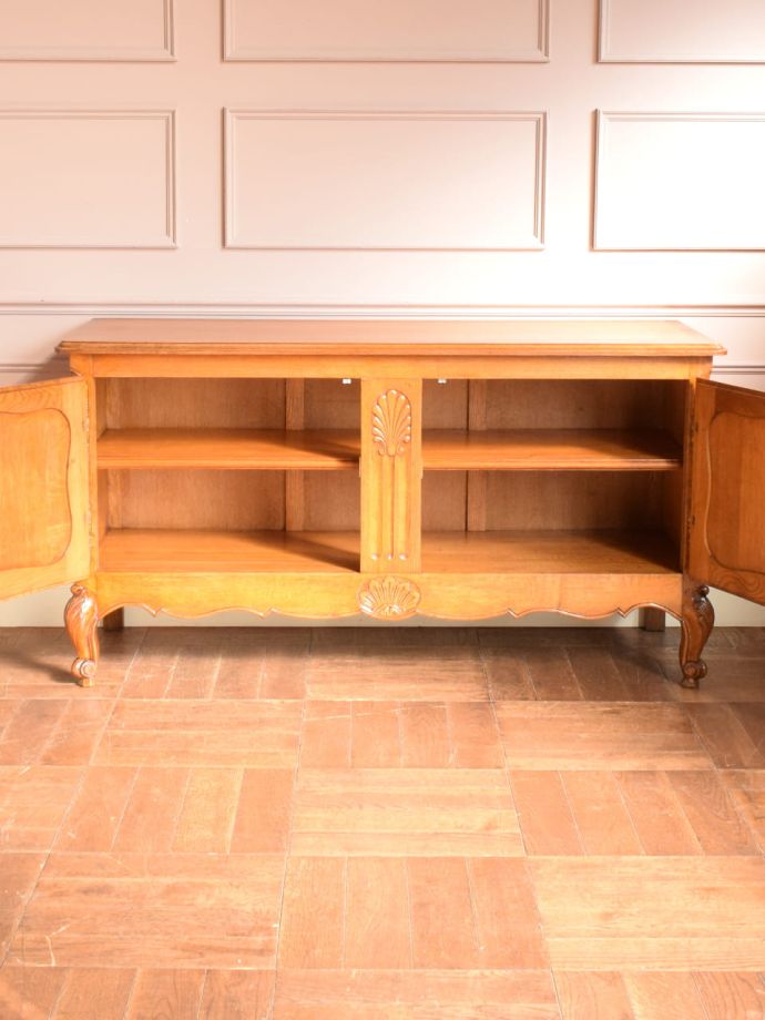 アンティークのサイドボードの扉の中