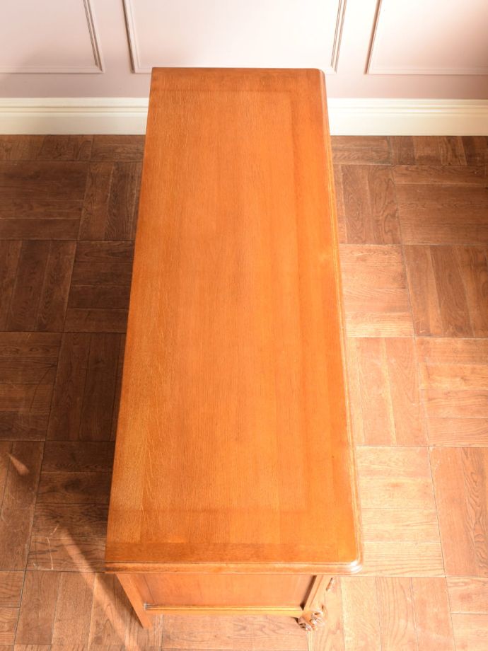 アンティークのサイドボードの天板