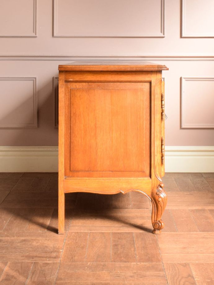 サイドボードの側面