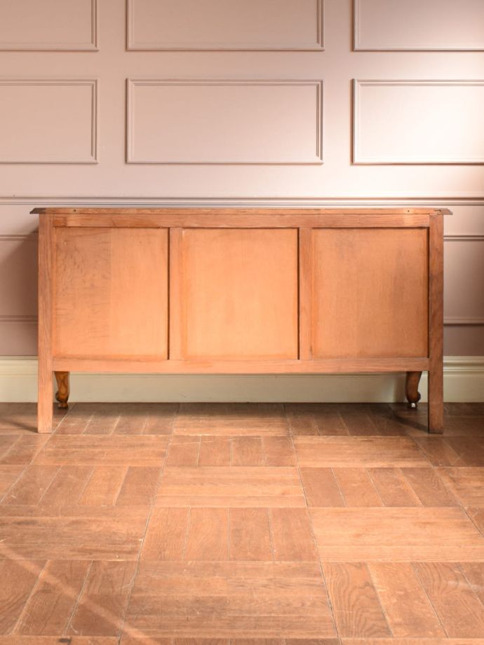 サイドボードの後ろ姿 