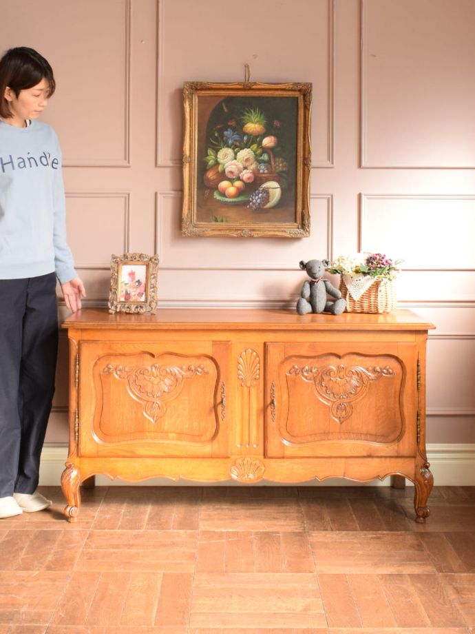 フランスの優雅なサイドボード