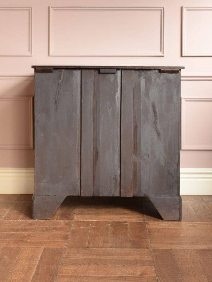 アンティークチェストの後ろ姿