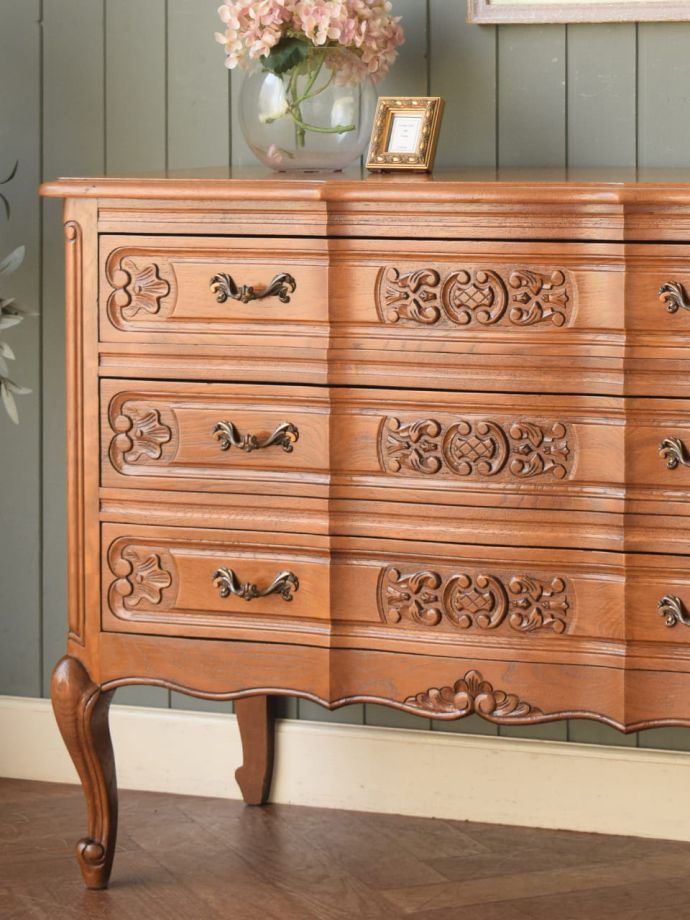 フランスの家具らしい美しいフォルム