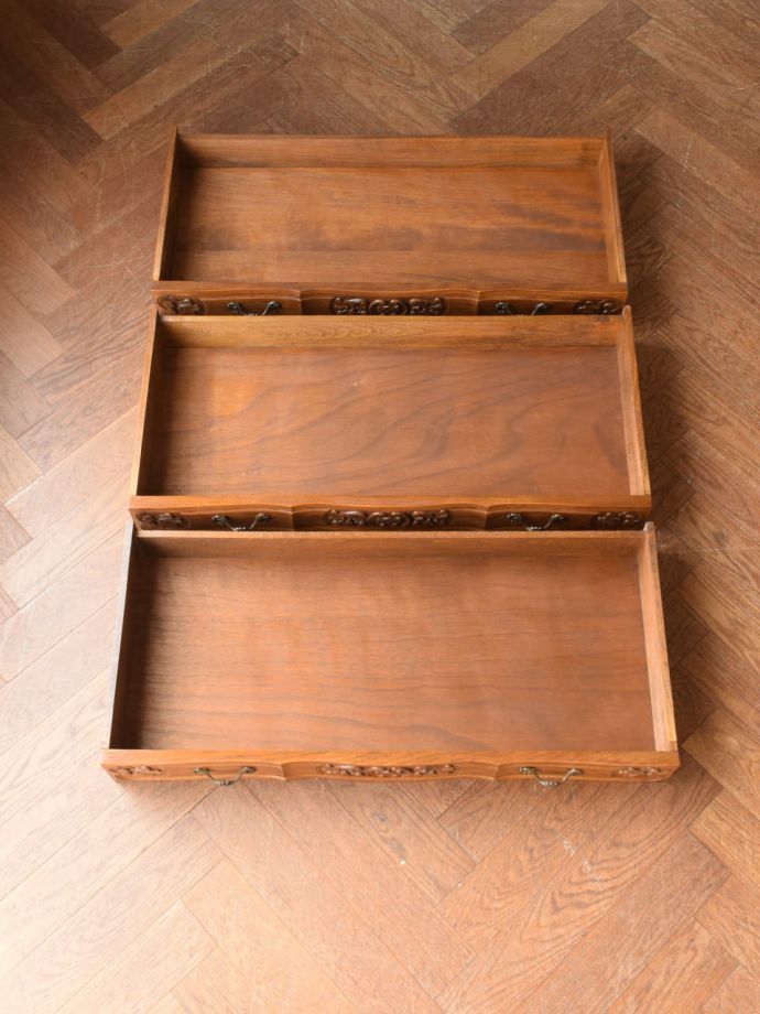 アンティークチェストの引き出しの中