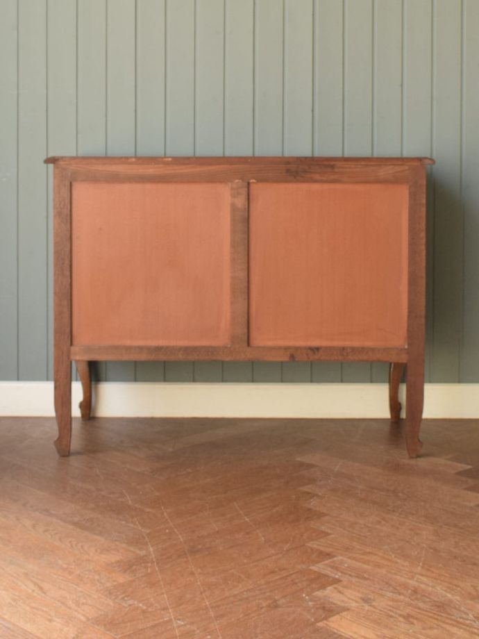 チェストの後ろ姿