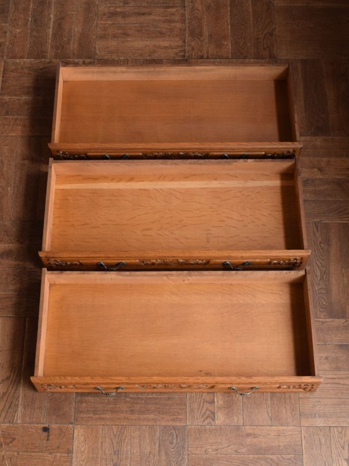 アンティークチェストの引き出しの中