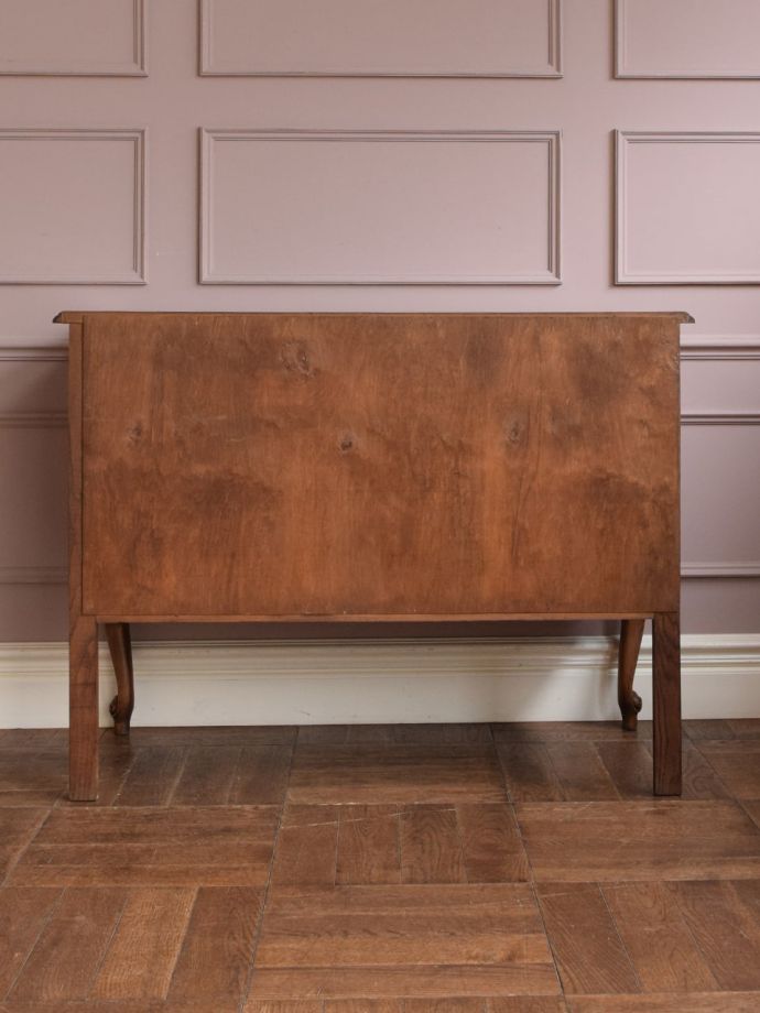 チェストの後ろ姿