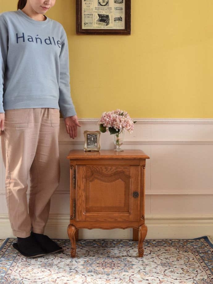 フランスの優雅なサイドキャビネット