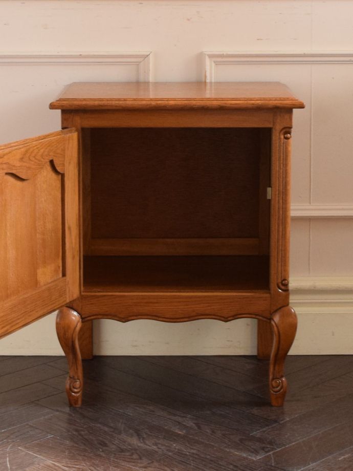 アンティークのサイドキャビネットの扉の中