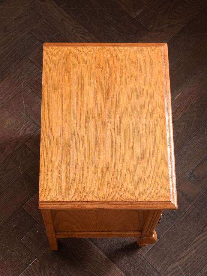 アンティークのサイドキャビネットの天板