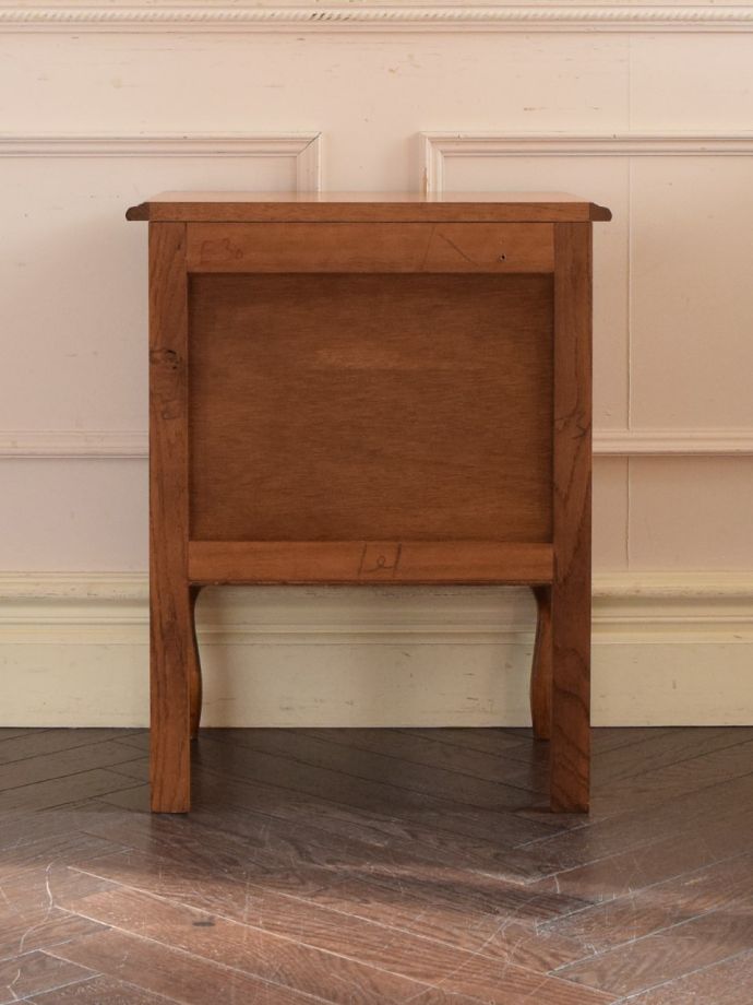 サイドキャビネットの後ろ姿