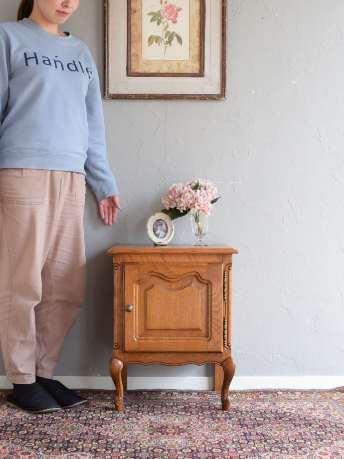 フランスの優雅なサイドキャビネット