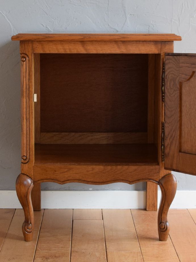 アンティークのサイドキャビネットの扉の中