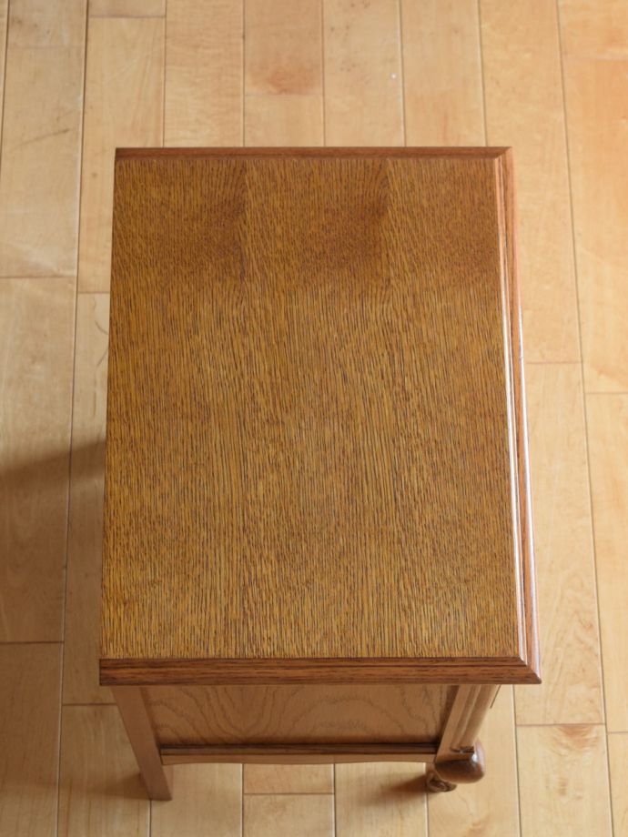 アンティークのサイドキャビネットの天板