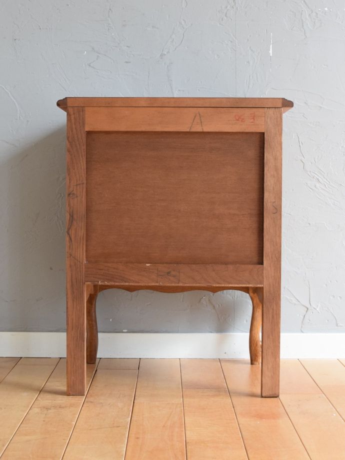 サイドキャビネットの後ろ姿