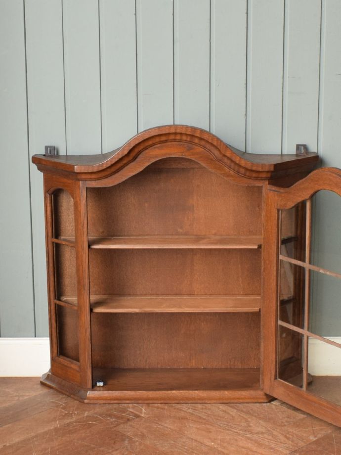 アンティークのキャビネットの扉の中