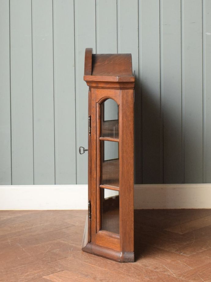 アンティークキャビネットの側面