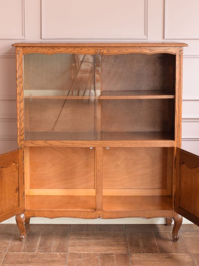 アンティークのサイドボードの扉の中