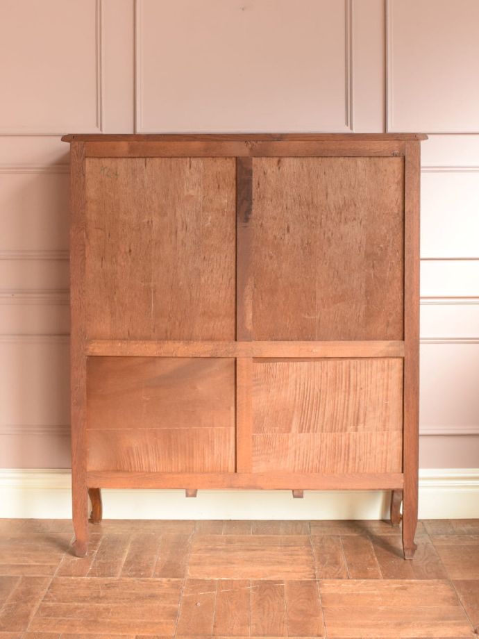 サイドボードの後ろ姿