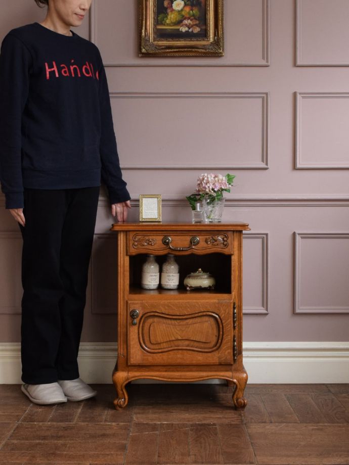 フランスの優雅なサイドキャビネット