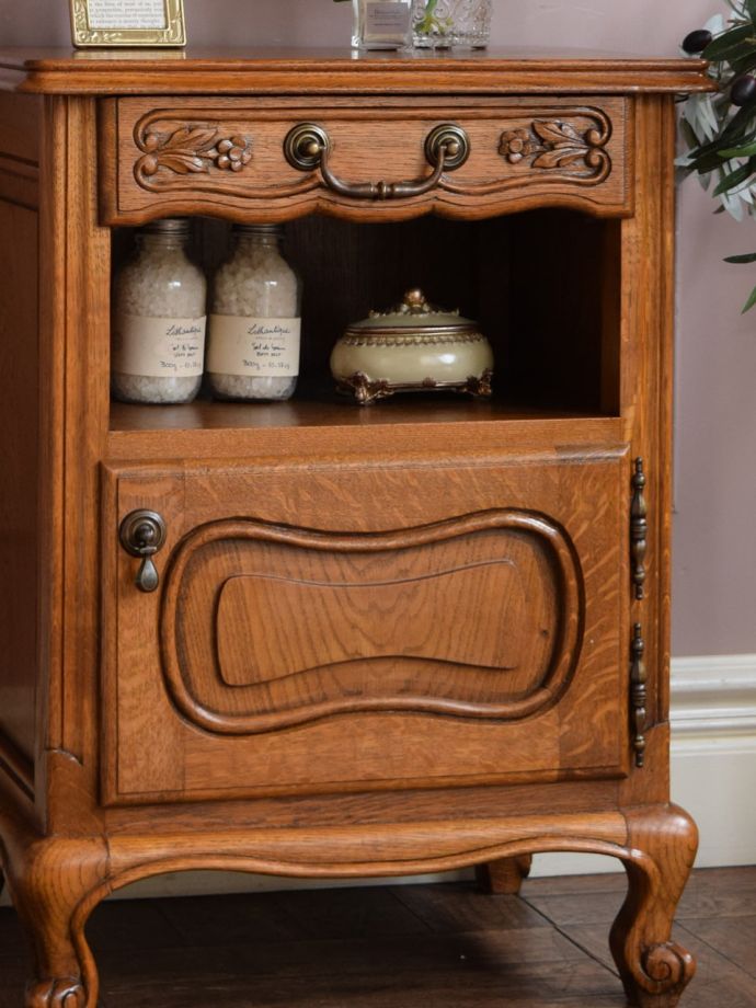 フランスのアンティークらしい美しい彫