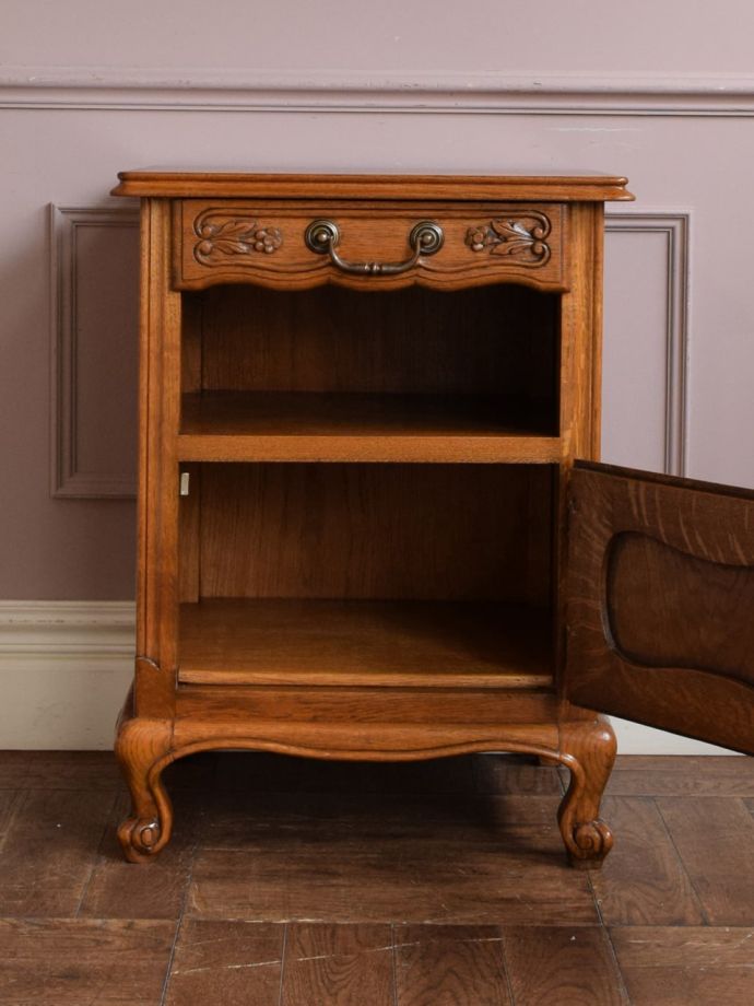 アンティークのサイドキャビネットの扉の中