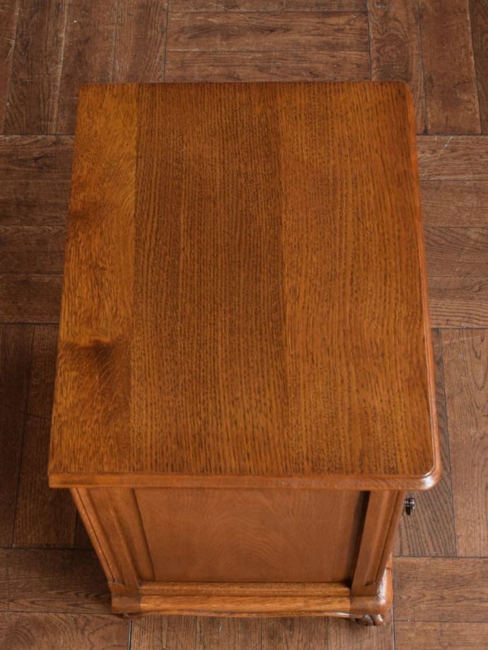 アンティークのサイドキャビネットの天板