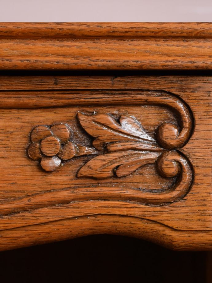 フランスアンティーク家具らしい彫