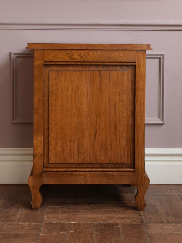 サイドキャビネットの後ろ姿