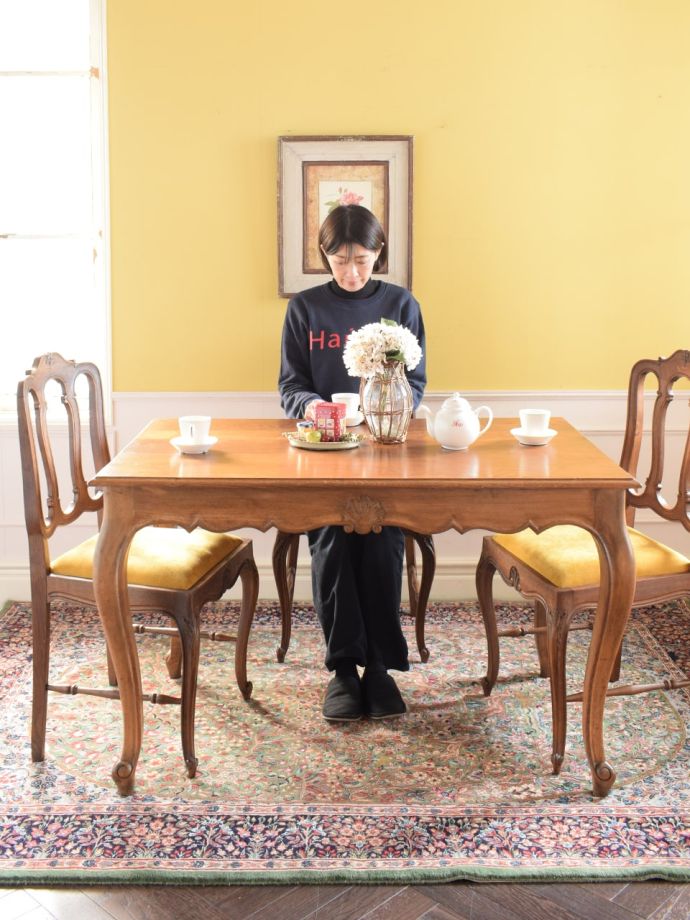 アンティークのダイニングテーブル