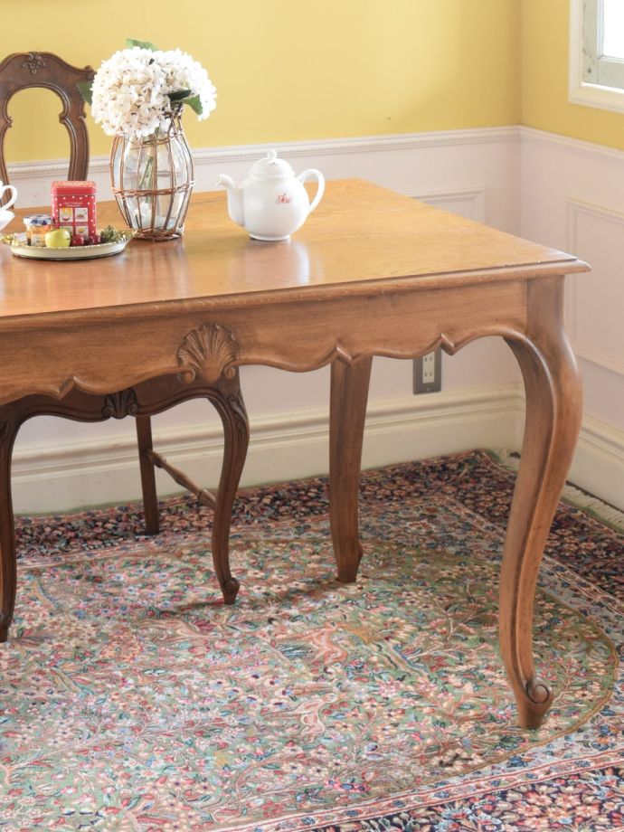 アンティーク家具らしさが漂うテーブル