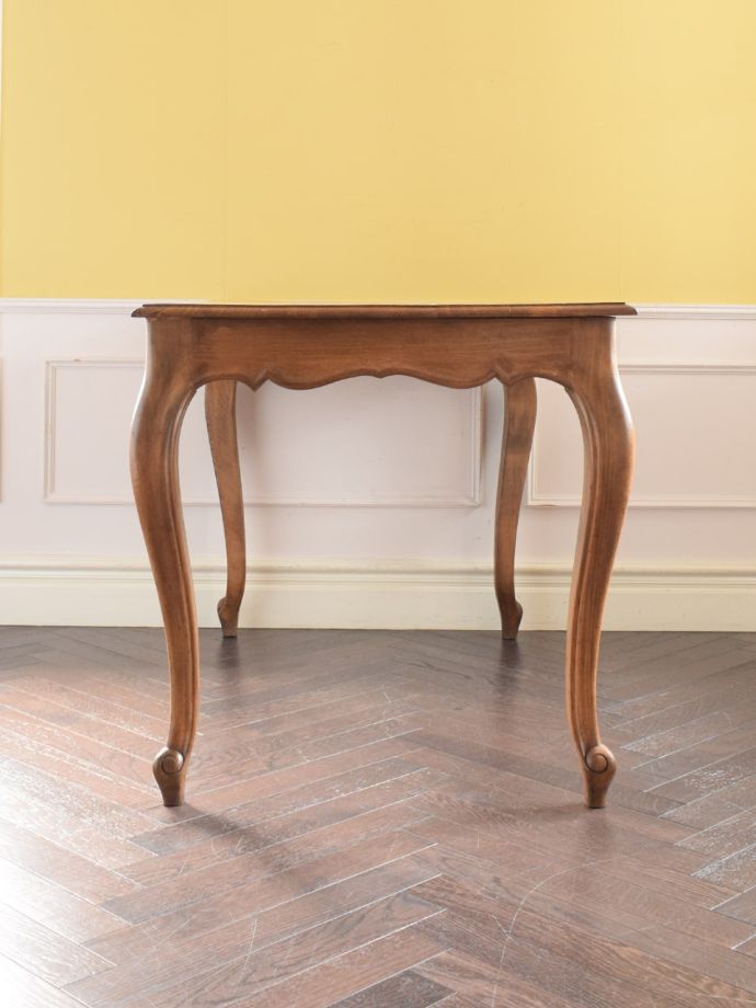 ダイニングテーブルの側面