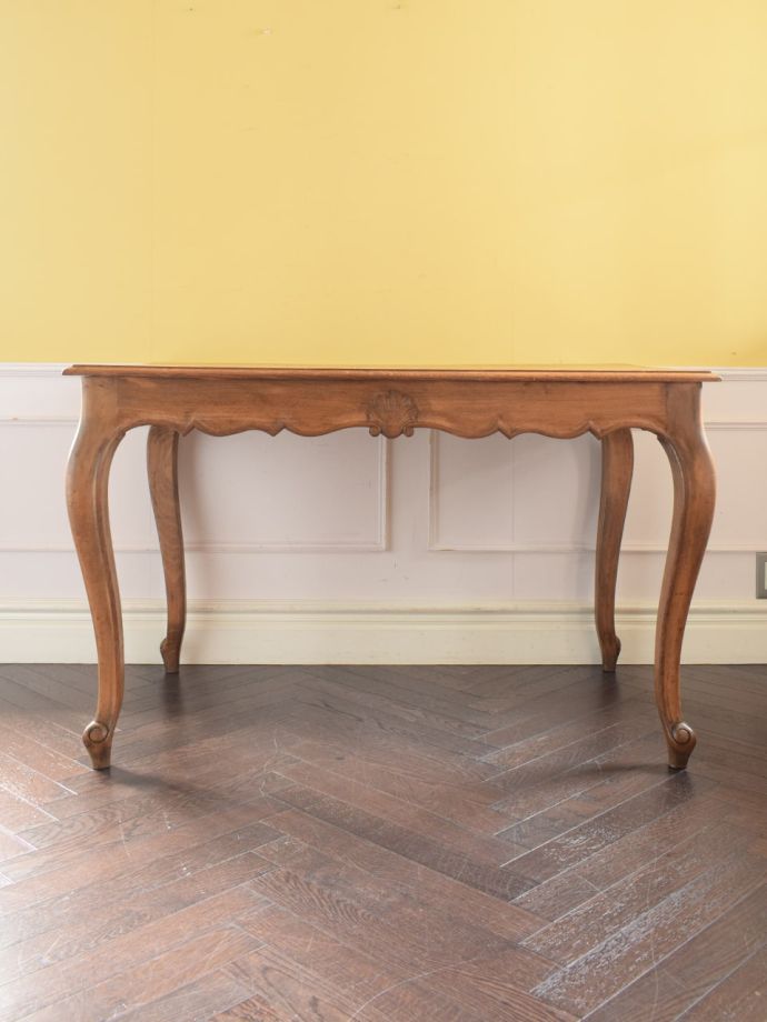 ダイニングテーブルの後ろ姿