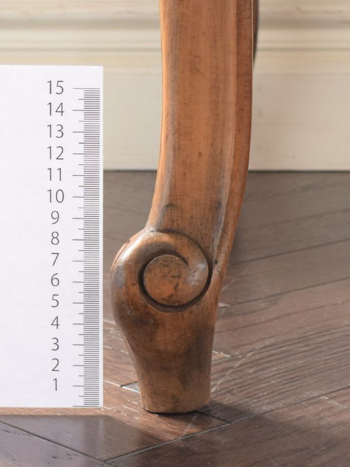 ダイニングテーブルの脚