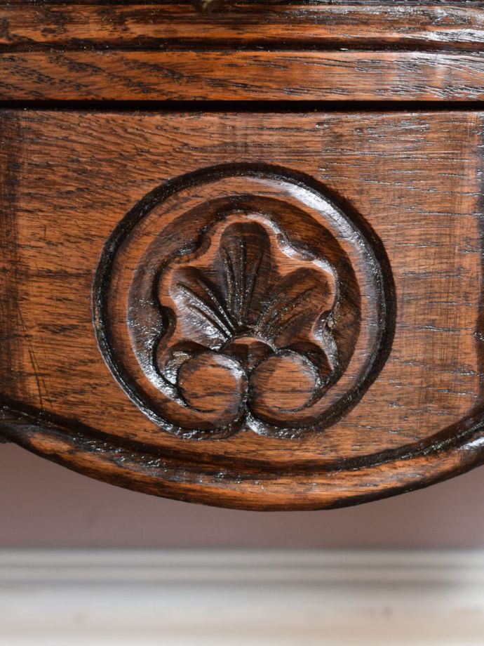 フランスらしい彫り