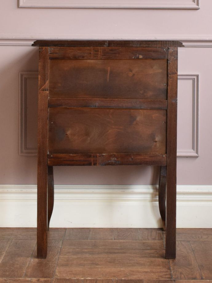 サイドチェストの後ろ姿