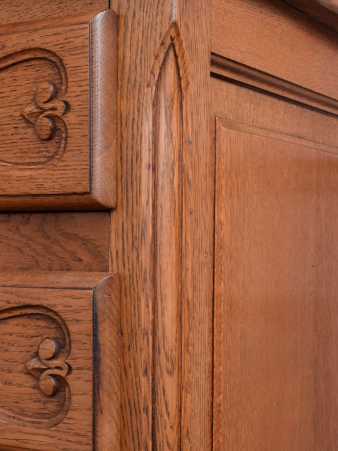 アンティークのチェストの装飾