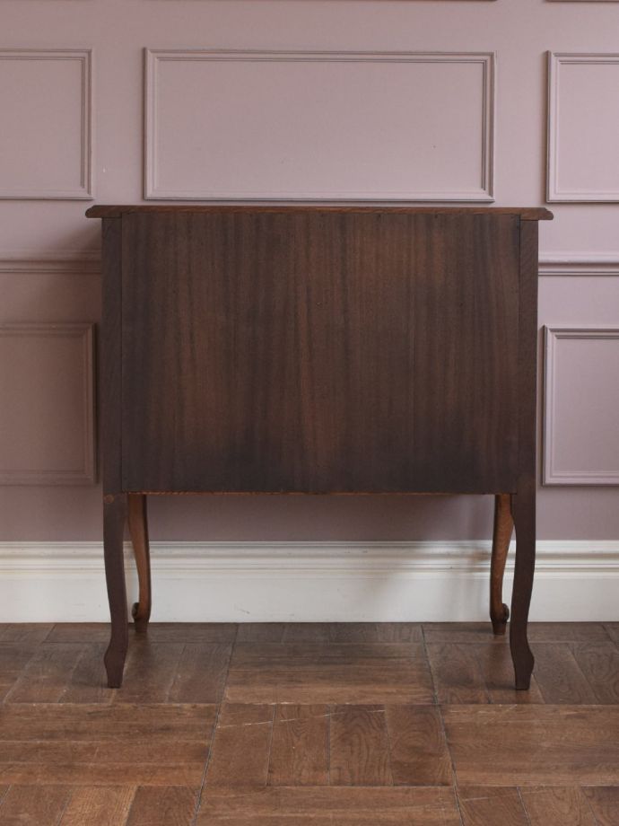 チェストの後ろ姿