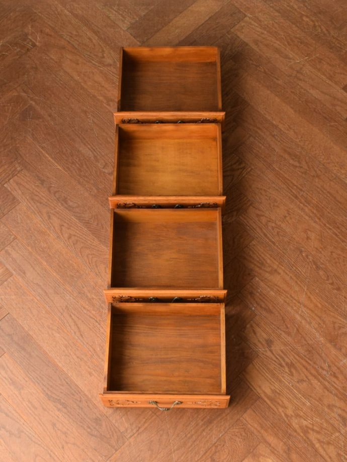 チェストの引き出しの中