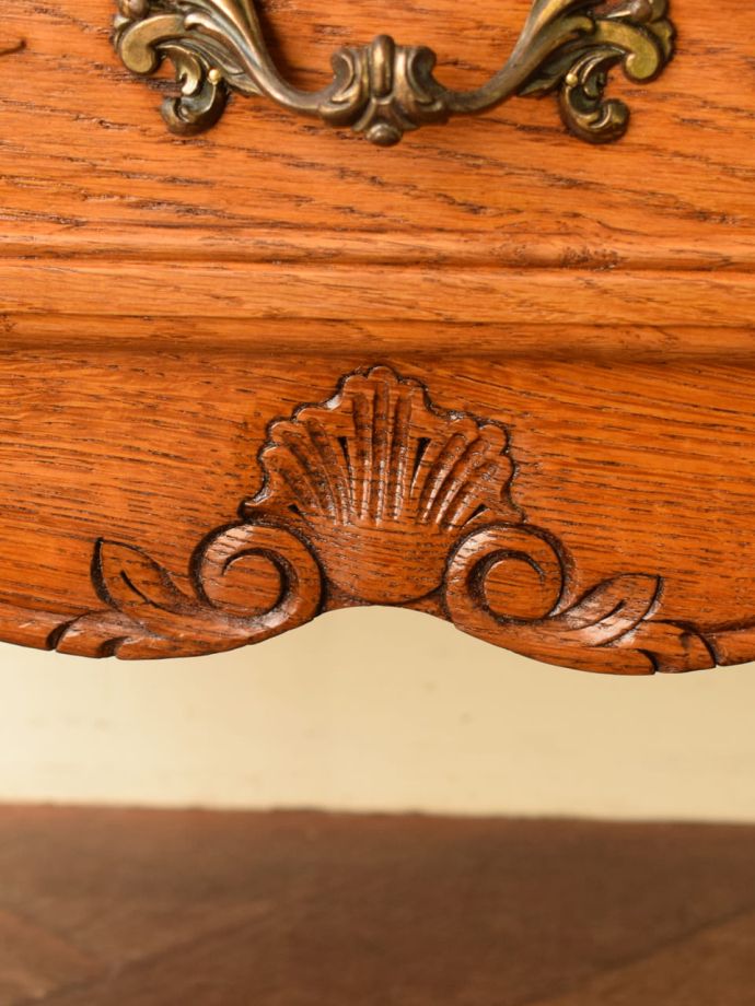 フランスの家具らしい優雅な彫