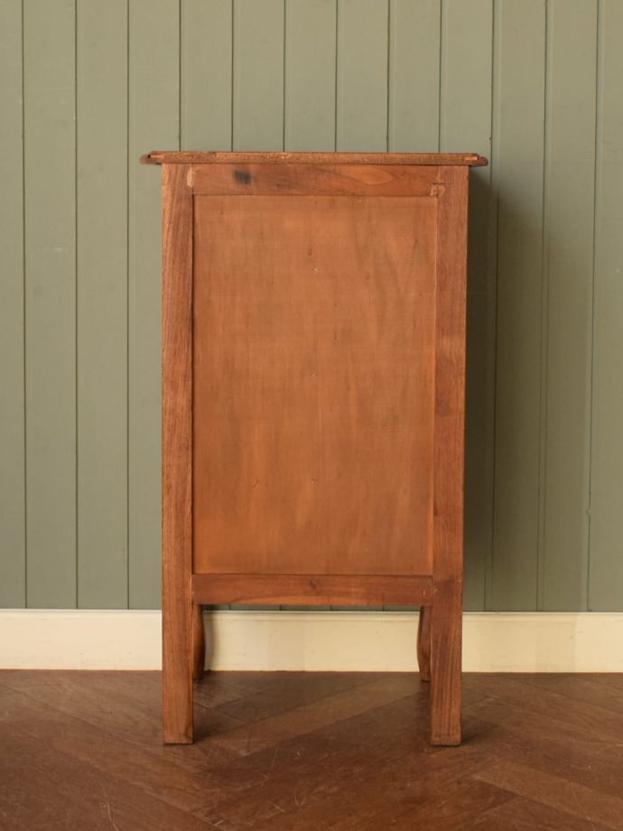 サイドチェストの後ろ姿