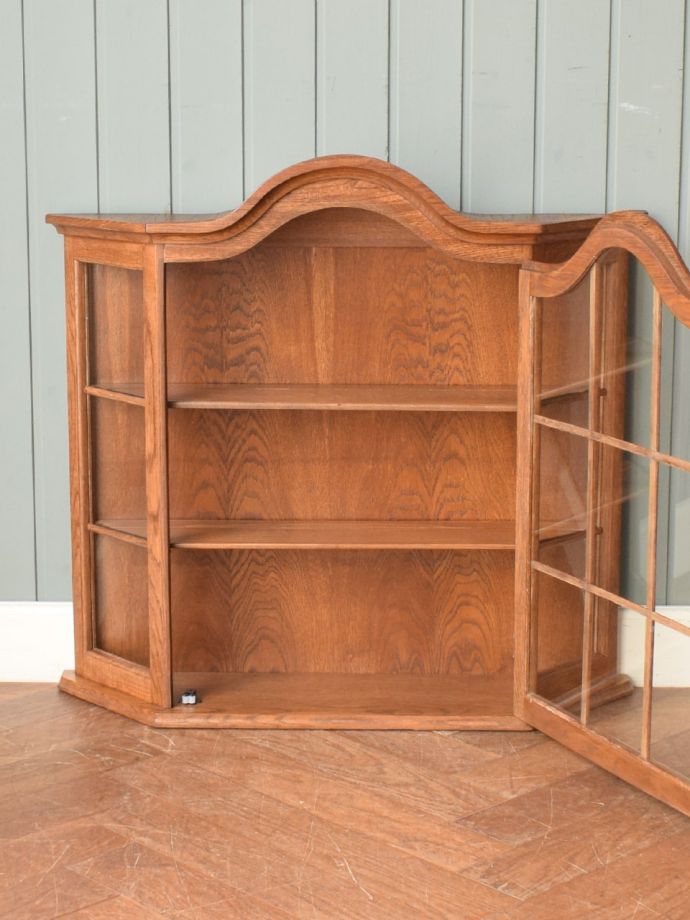 アンティークのキャビネットの扉の中