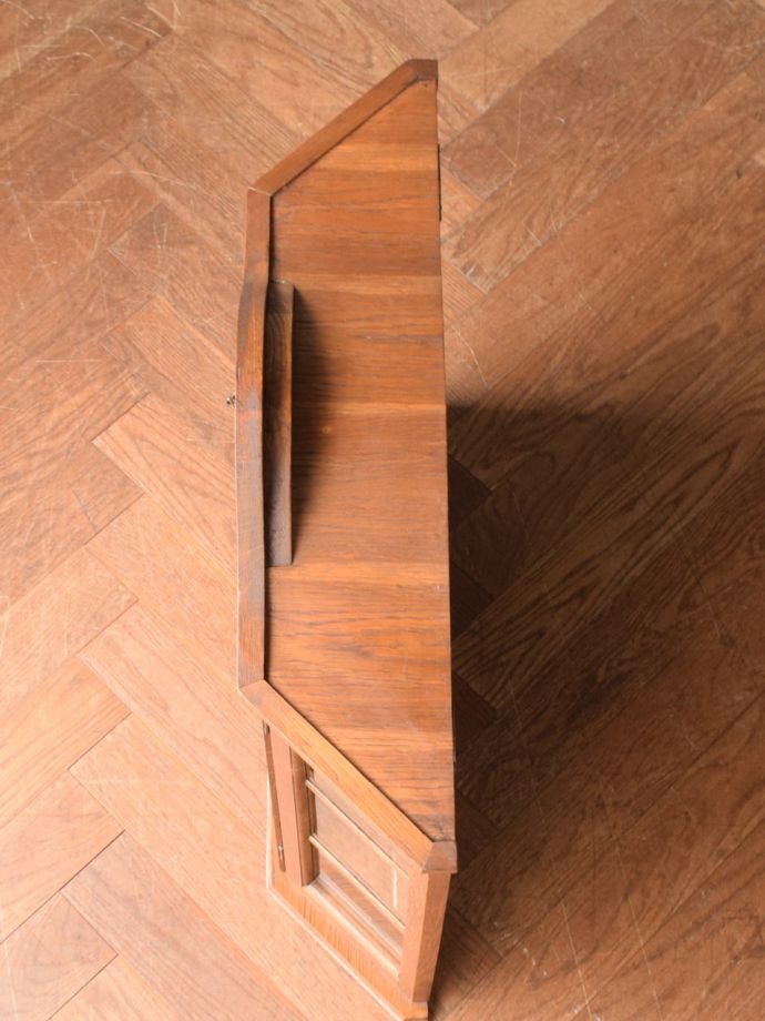 アンティークのキャビネットの天板